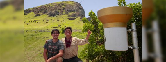Los estudiantes del DGF, Simón Lecaros y Rafael Morales, junto a la estación meteorológica instalada por ambos en Rapa Nui.