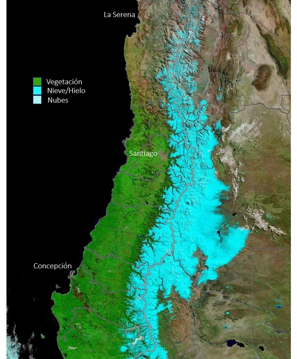 Figura 3. Reflectancia corregida (bandas 7-2-1) del satélite MODIS-Terra del día 27 de agosto de 2023, donde se aprecia la cobertura de nieve sobre la cordillera de los Andes desde la Región de Valparaíso hasta La Araucanía. Fuente: EOS-NASA.